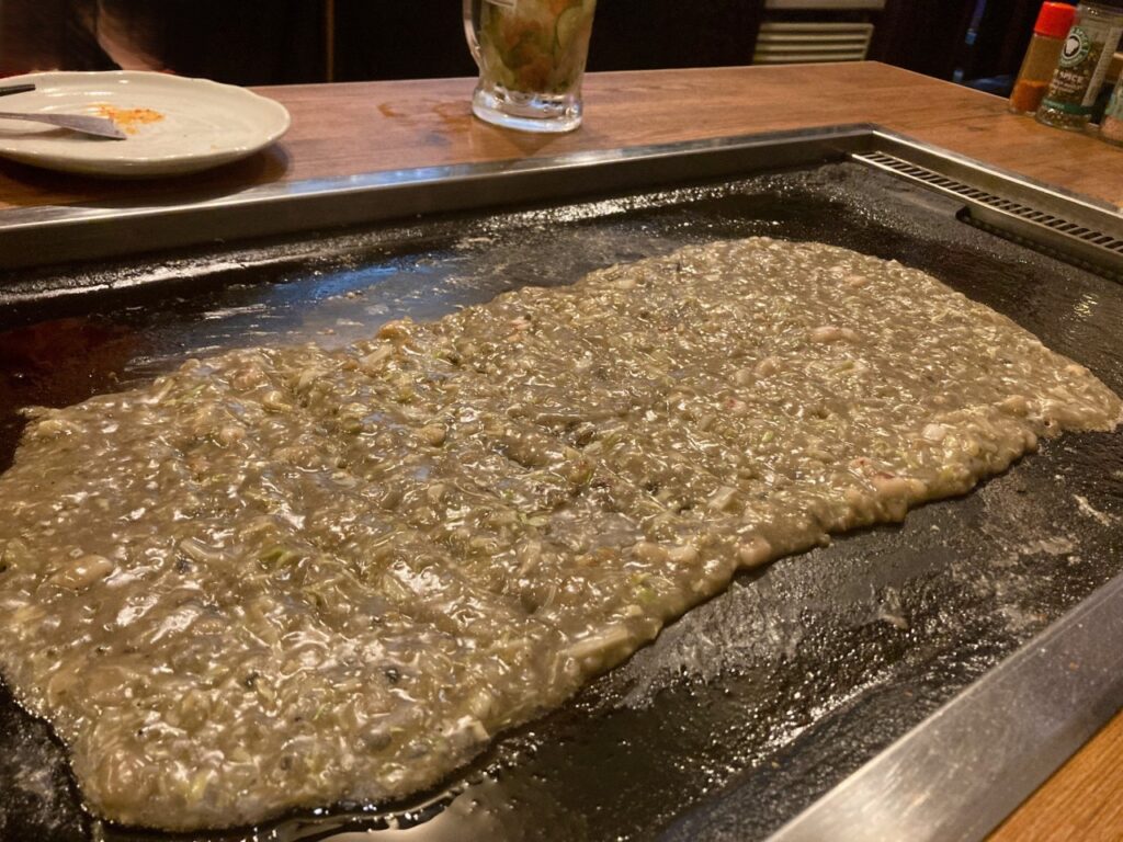 イカスミ、イカ、チーズのもんじゃ焼き