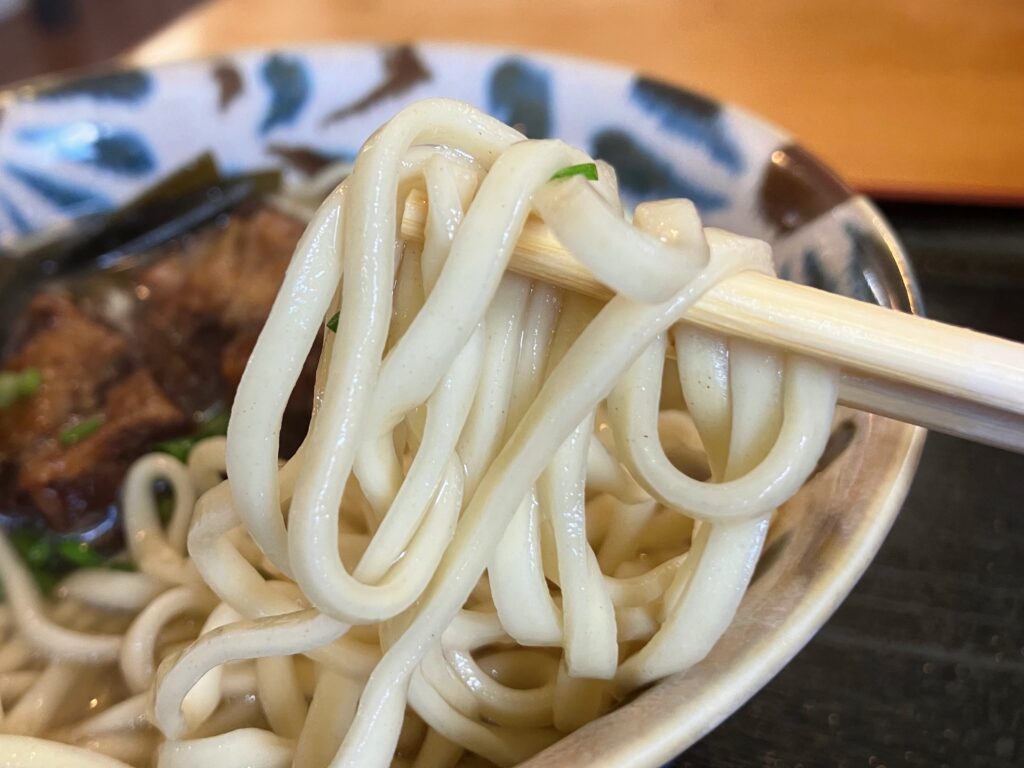 「垣花そば」麺