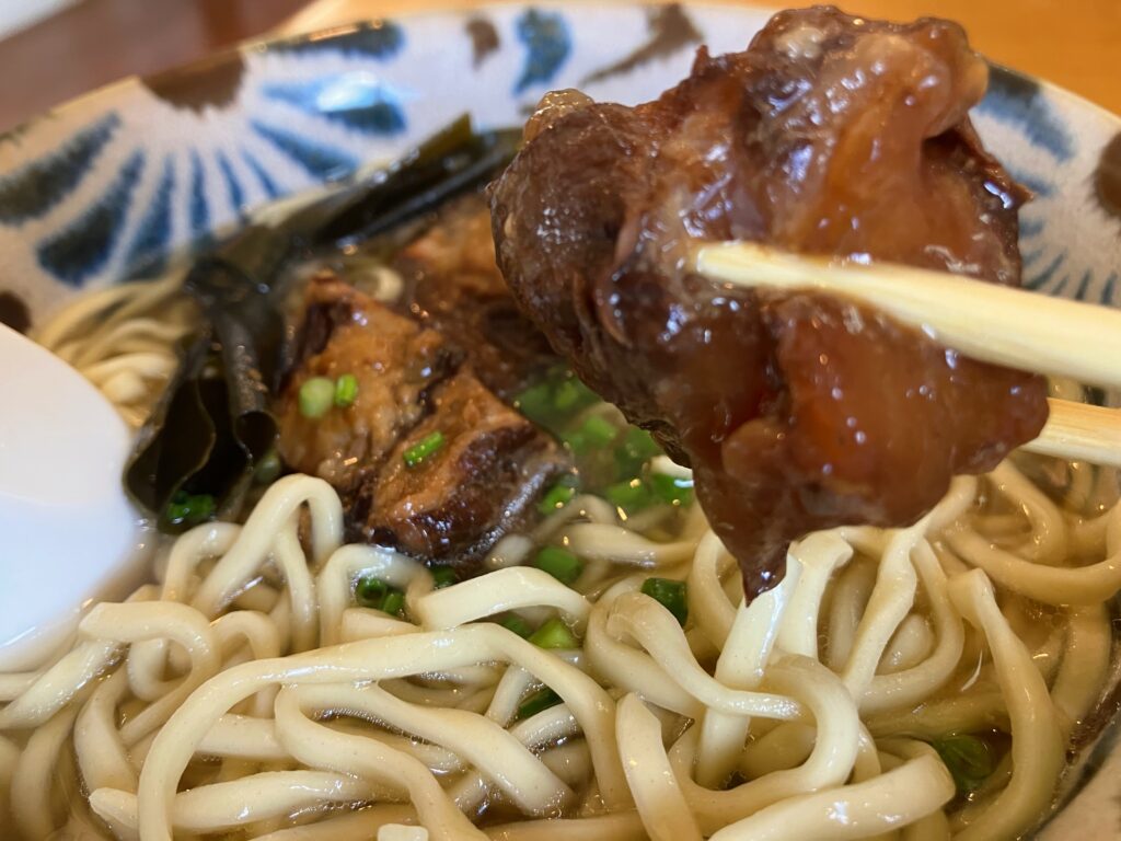 「垣花そば」ソーキ