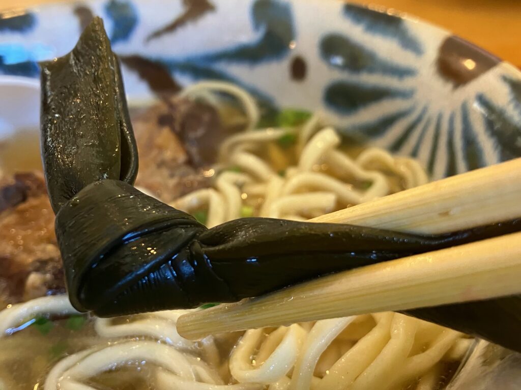 「垣花そば」結び昆布