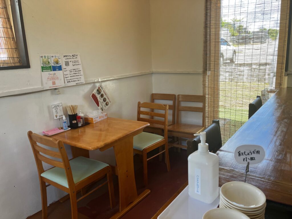 「垣花そば」内観