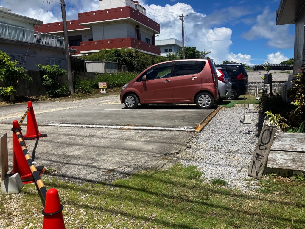 「垣花そば」駐車場