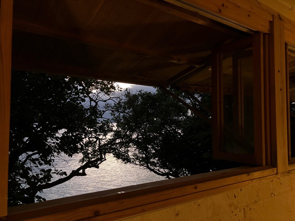 百名伽藍の窓越しに望む海と緑の風景