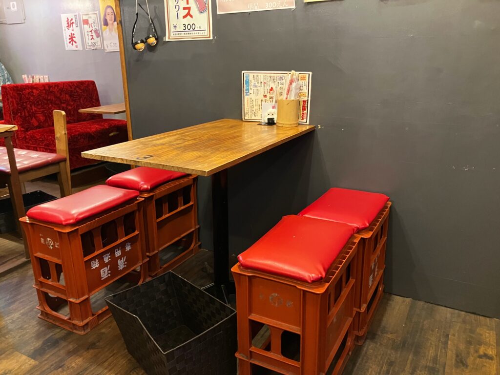 鳥正の店内のテーブル席の様子