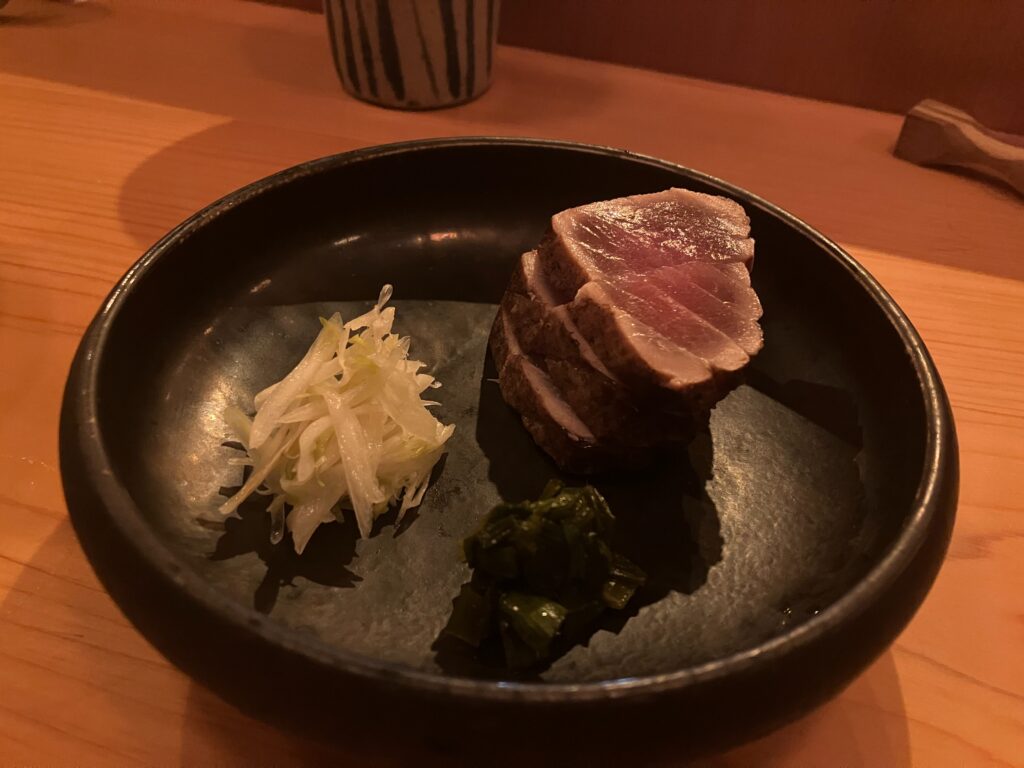 那覇市牧志「島ノ飯 みなもと」のまぐろ藁焼き