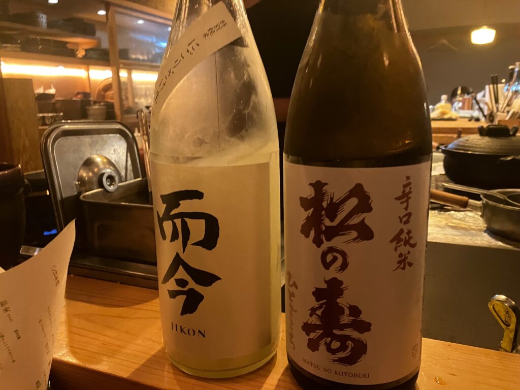 那覇市牧志「島ノ飯 みなもと」の日本酒、而今(特別純米 にごりざけ生)と松の寿(辛口純米 ひとごこち 火入れ)