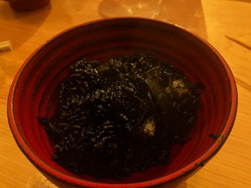 那覇市牧志「島ノ飯 みなもと」の土鍋御飯 イカ墨と島タコ(混ぜた後)