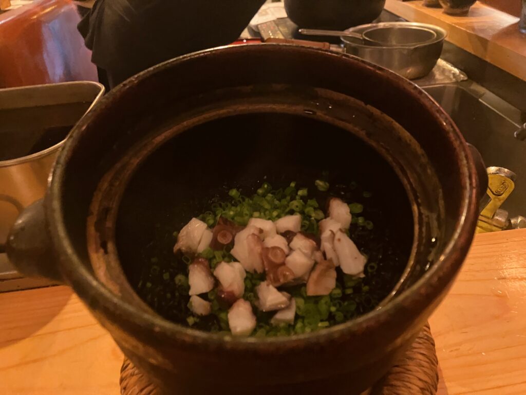 那覇市牧志「島ノ飯 みなもと」の土鍋御飯 イカ墨と島タコ(混ぜる前)