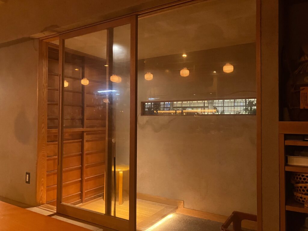 那覇市牧志「島ノ飯 みなもと」の玄関