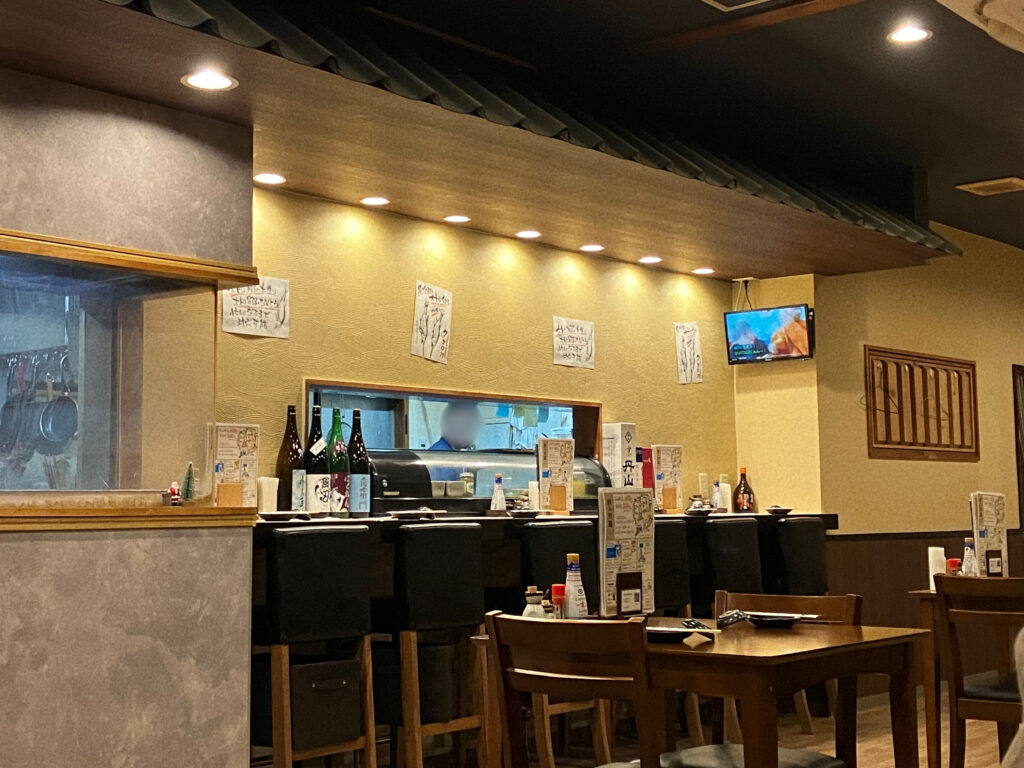 那覇市古島「炉端焼き 八べえ」店内のカウンターとテーブル席