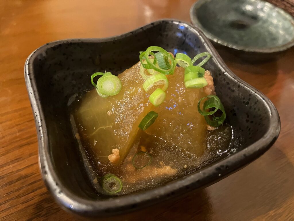 那覇市古島「炉端焼き 八べえ」シブイのそぼろ煮のお通し