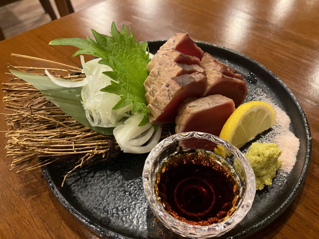 那覇市古島「炉端焼き 八べえ」マグロの藁焼き