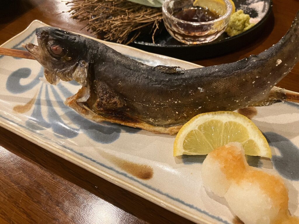 那覇市古島「炉端焼き 八べえ」名物ニジマスの原始焼き