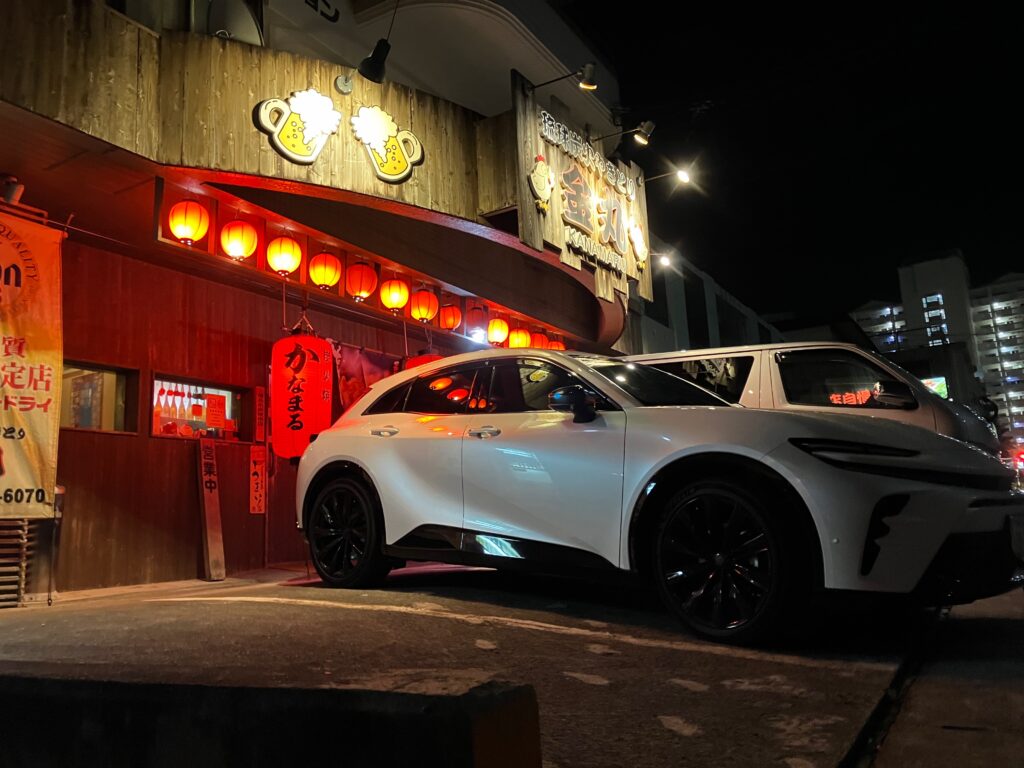 浦添市内間「金丸」の店舗前駐車場