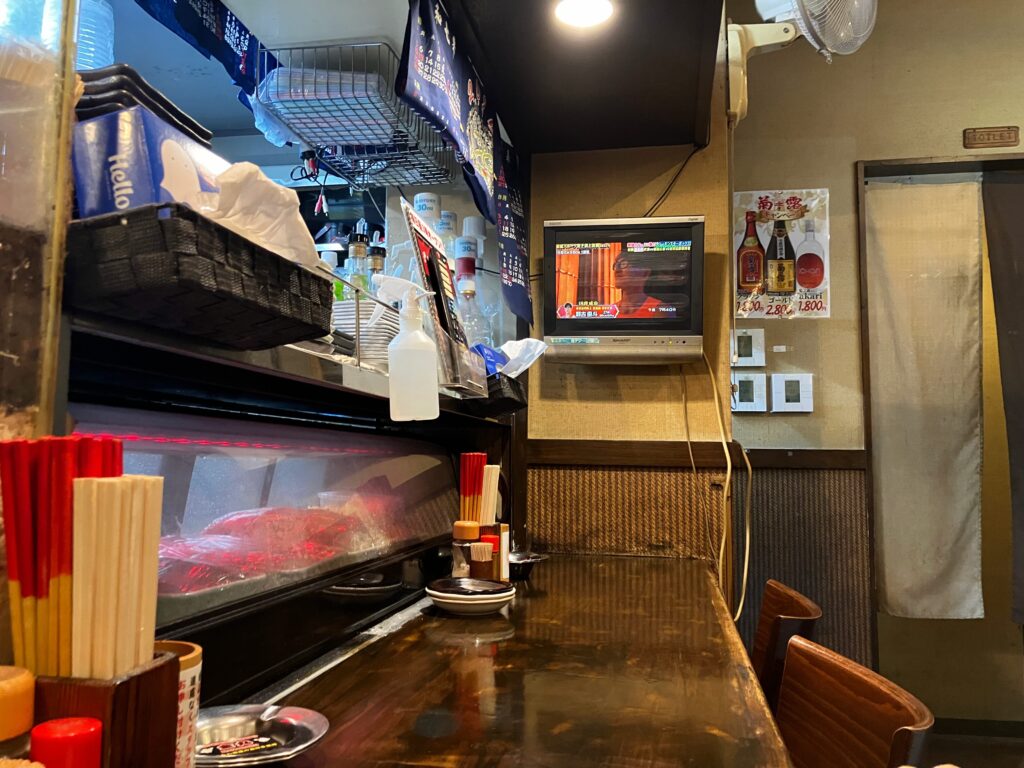 浦添市内間「金丸」店内のカウンター席