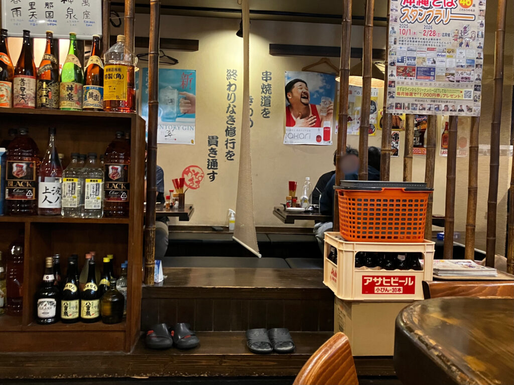 浦添市内間「金丸」店内の掘りごたつ席