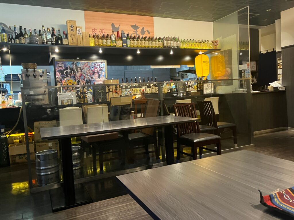 南風原町与那覇「肉処 ししまい」テーブル席