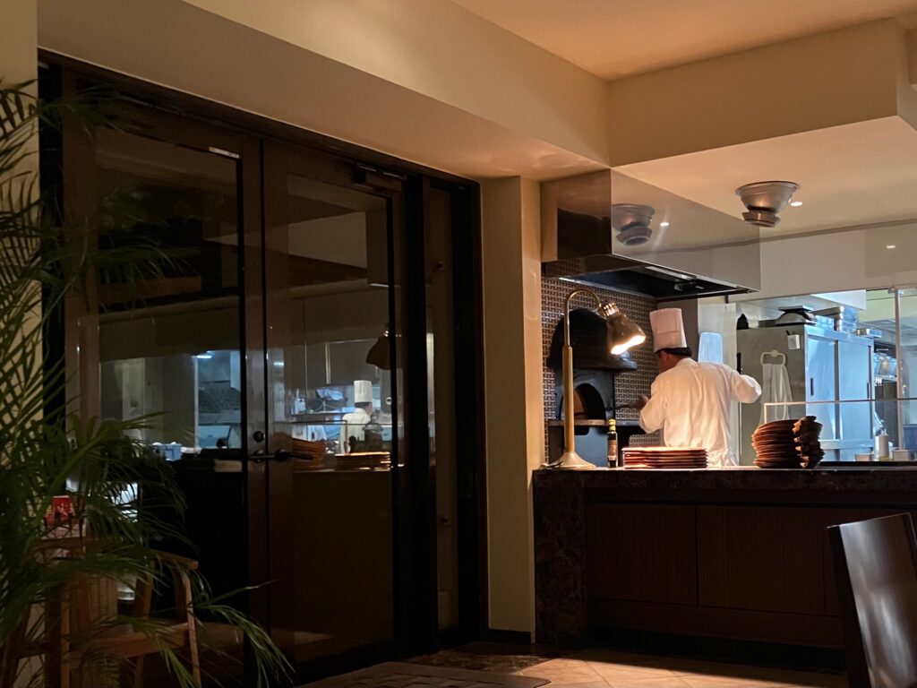 名護市喜瀬のイタリアン「チュララ」店内のピッツァ用石窯