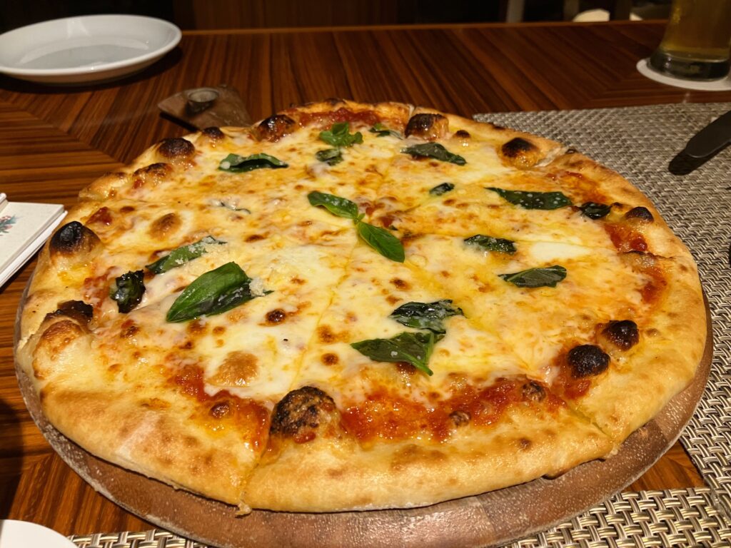 名護市喜瀬のイタリアン「チュララ」の窯焼きマルゲリータ