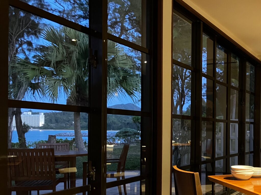 名護市喜瀬のイタリアン「チュララ」店内から見える海の景色