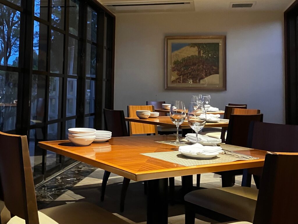 名護市喜瀬のイタリアン「チュララ」の店内テーブル席