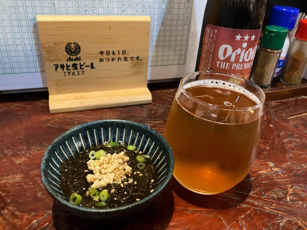 那覇市長田「どんたく」もずく酢のお通しとオリオンビール