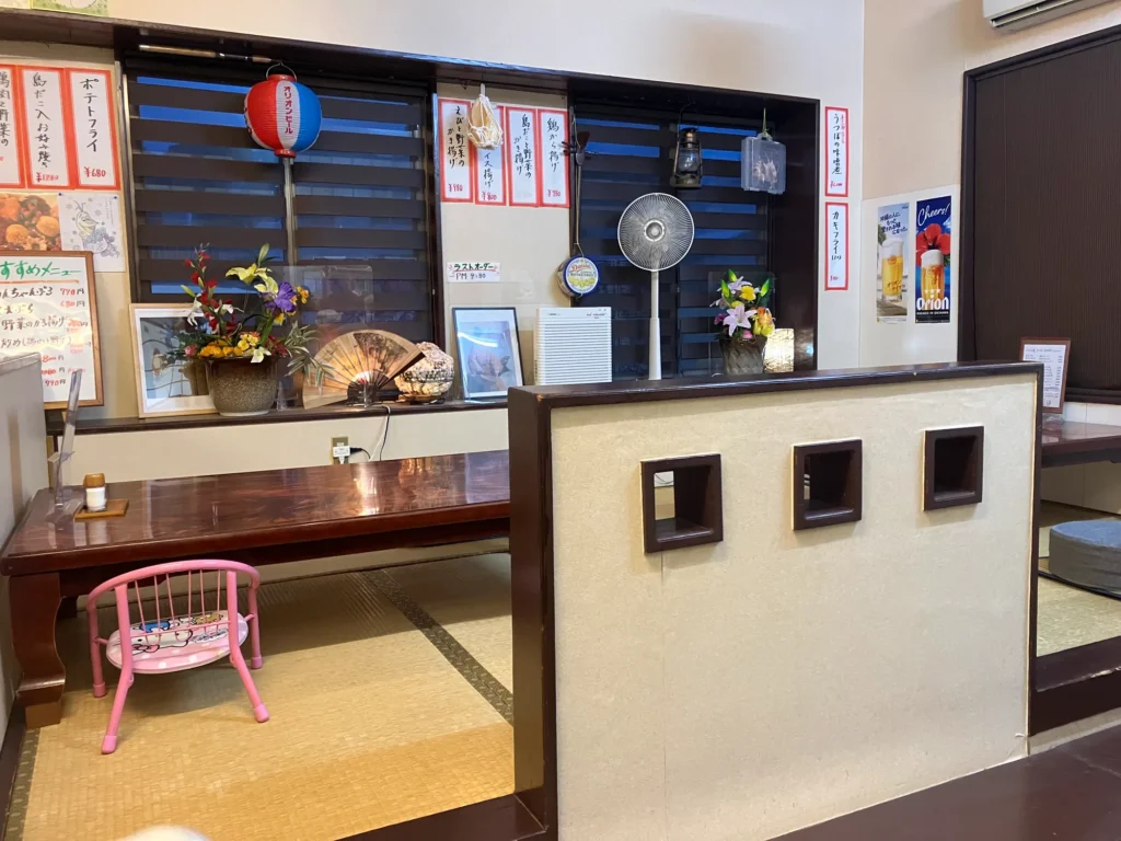本部町谷茶「華まる」店内の座敷席
