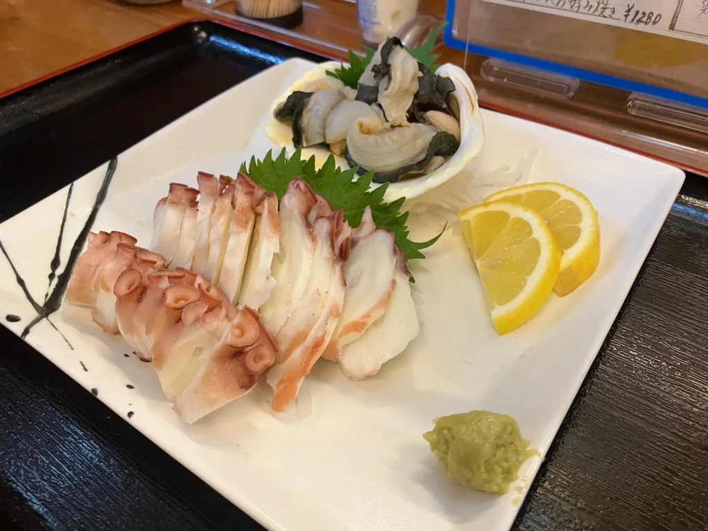 本部町谷茶「華まる」のシャコ貝と島だこの刺身