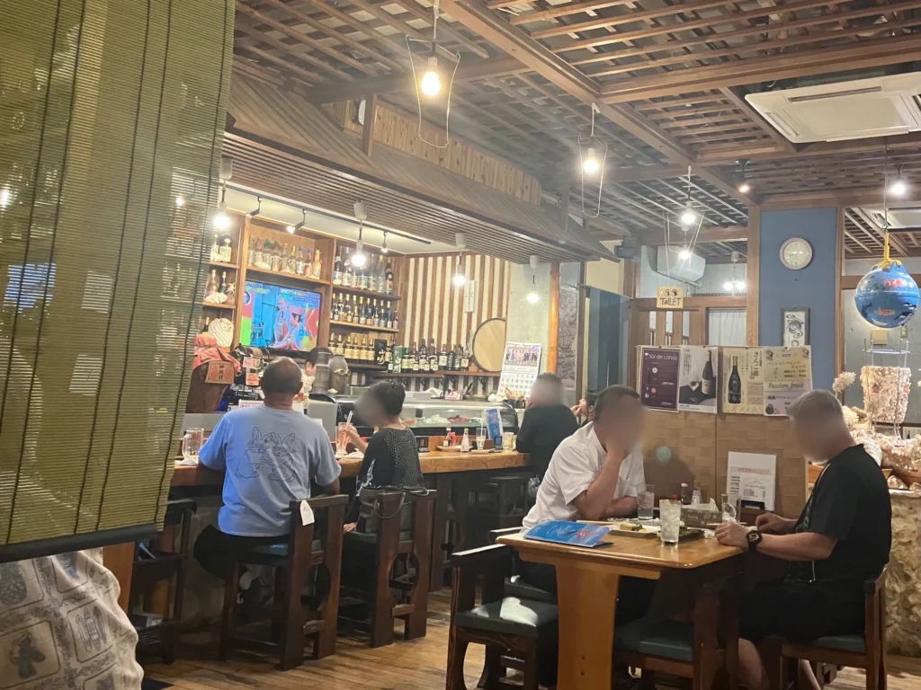 本部町大浜「居酒屋 海」のカウンター席とテーブル席