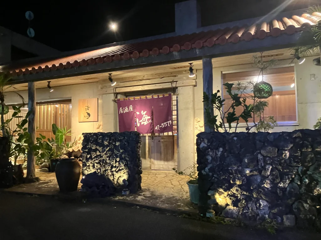本部町大浜「居酒屋 海」の赤瓦屋根と外観