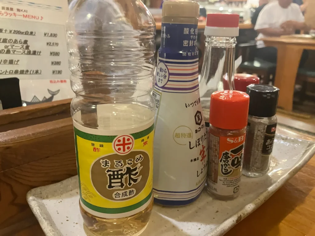 本部町大浜「居酒屋 海」の卓上に置かれたまるこめ酢