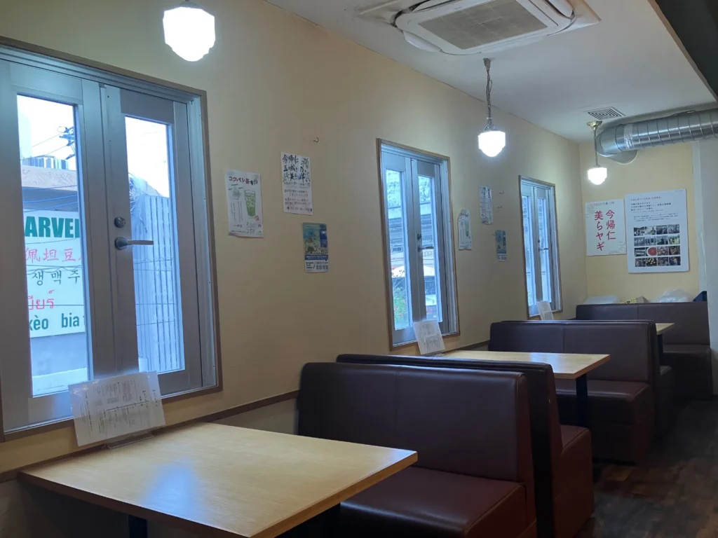 那覇市久茂地「酒処 よっちゃん。」店内のテーブル席