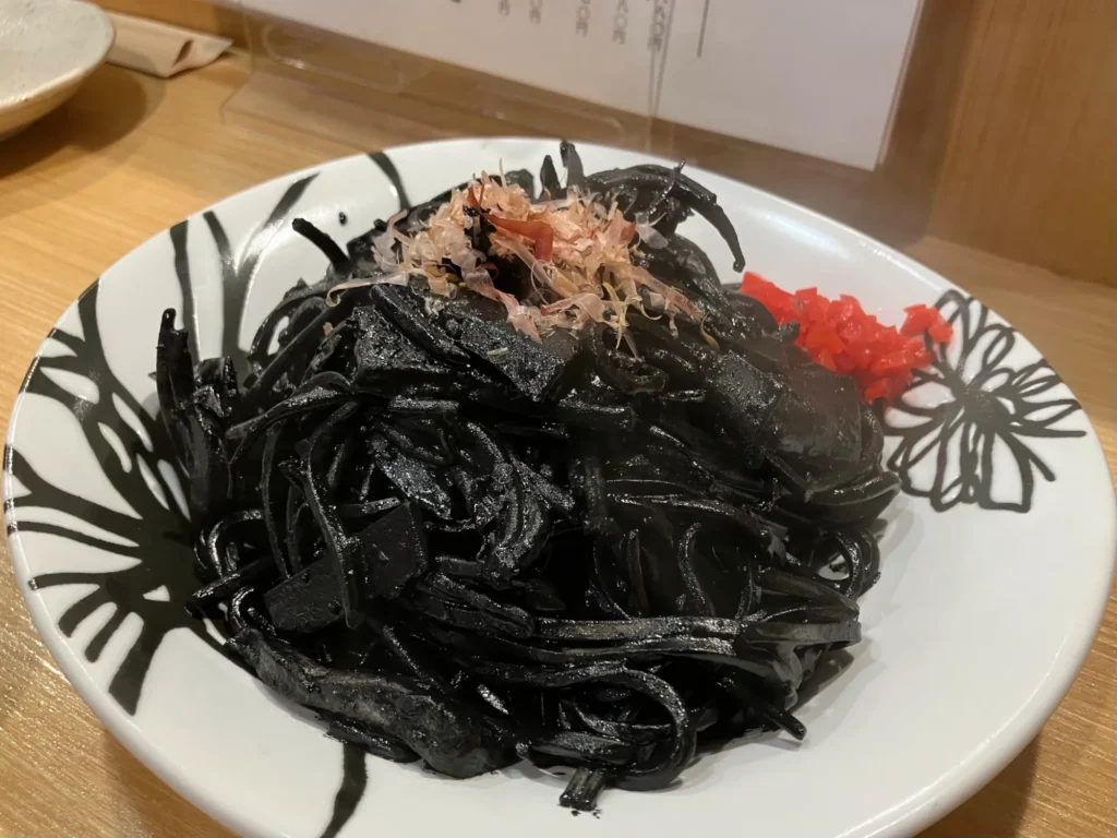 那覇市久茂地「酒処 よっちゃん。」イカスミ焼きそば