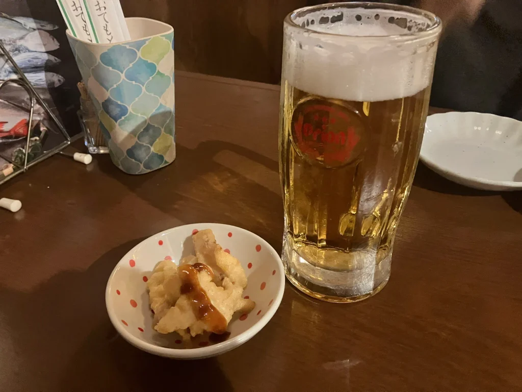 西原町我謝「居食屋ふるさと」のお通しとビール