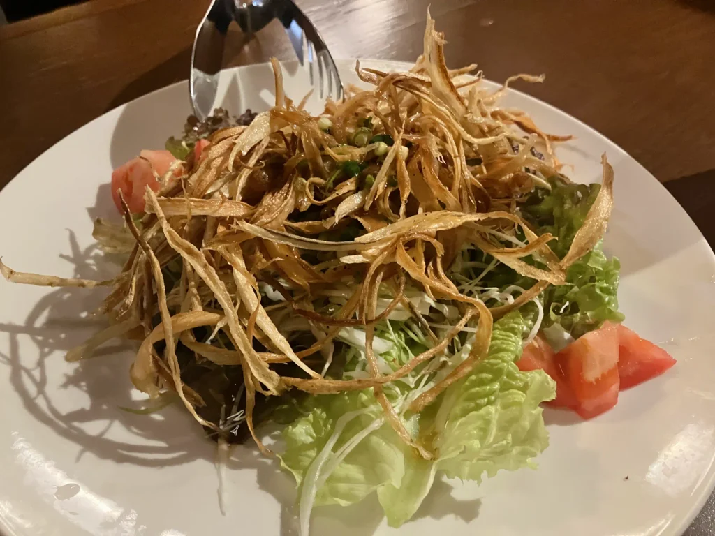 西原町我謝「居食屋ふるさと」のカリカリゴボウサラダ
