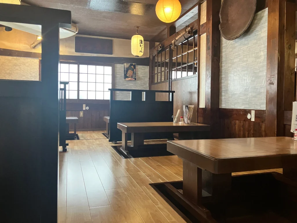 西原町我謝「居食屋ふるさと」店内の掘りごたつ席