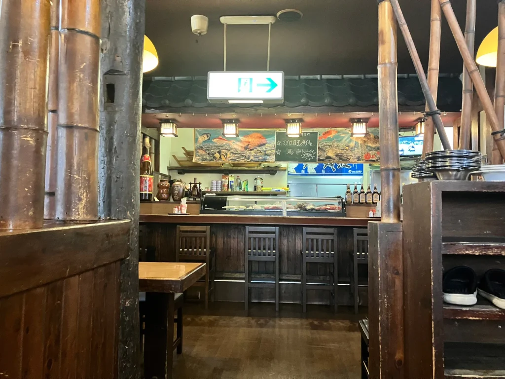 西原町我謝「居食屋ふるさと」店内のカウンター席