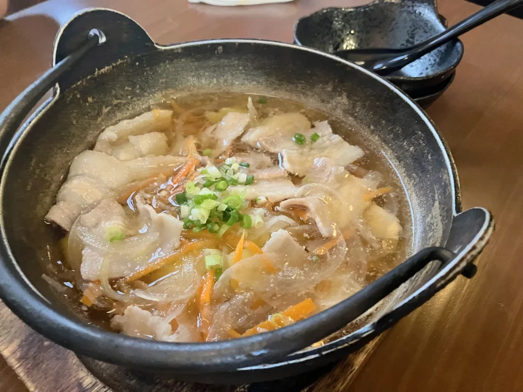 西原町我謝「居食屋ふるさと」の肉じゃが