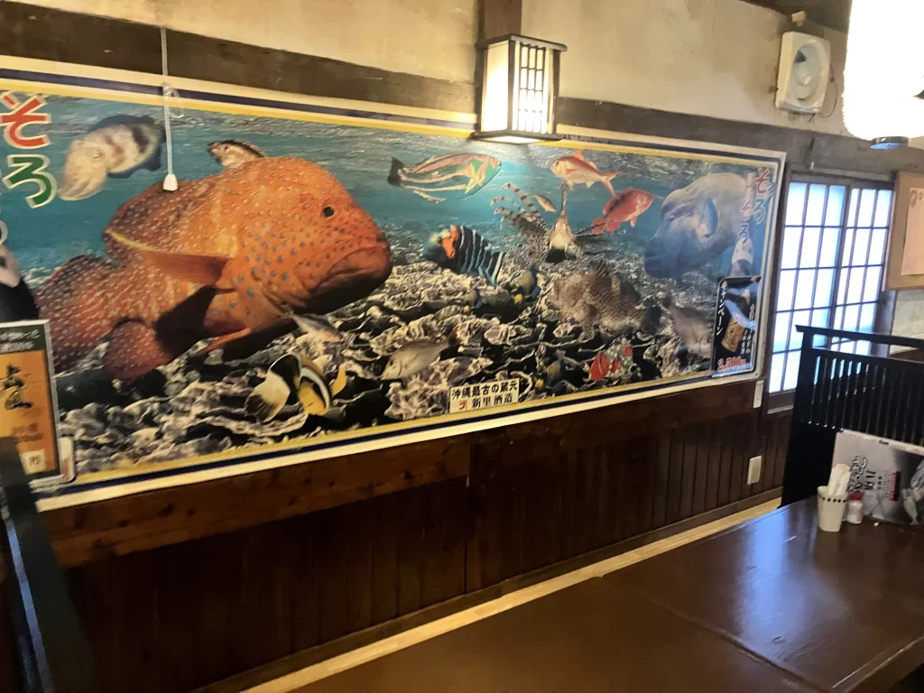 西原町我謝「居食屋ふるさと」店内の壁に飾られた魚の写真